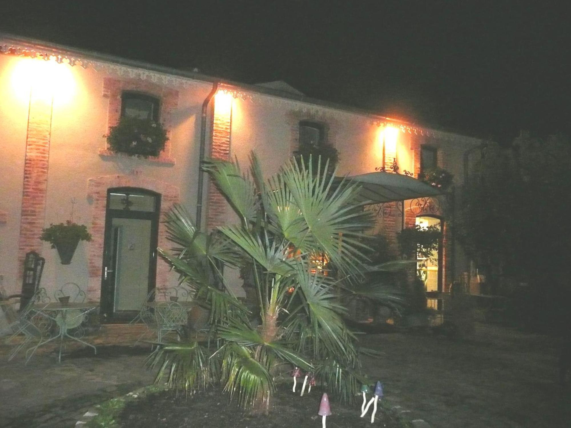 Au Fond De La Cour Bed and Breakfast Veyre-Monton Εξωτερικό φωτογραφία